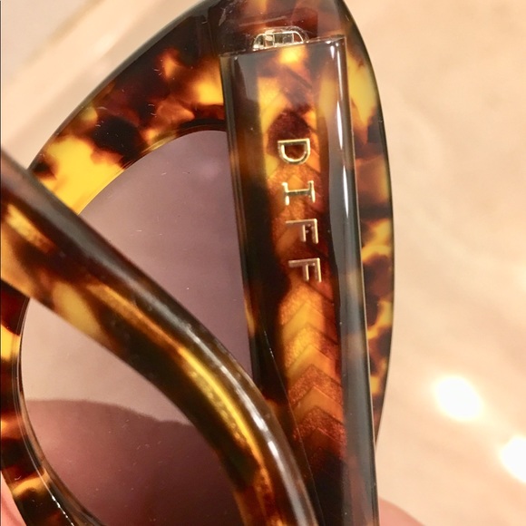 Diff sunglasses with A Gucci case . Both are new. - Picture 3 of 6